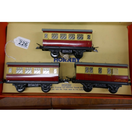 226 - Hornby O Gauge tinplate railway, complete & in original box