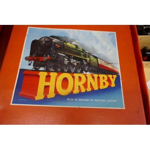 226 - Hornby O Gauge tinplate railway, complete & in original box