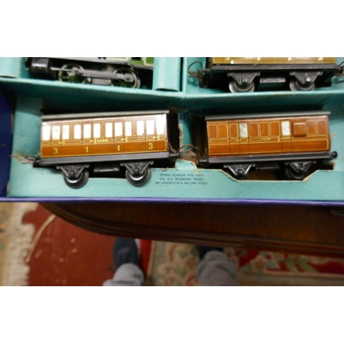 228 - Hornby O Gauge tinplate railway, complete & in original box