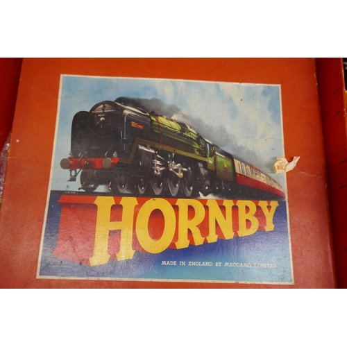 229 - Hornby O Gauge tinplate railway, complete & in original box