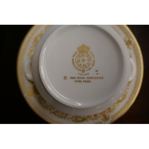 252 - Royal Worcester diner service - Hyde Park Pattern