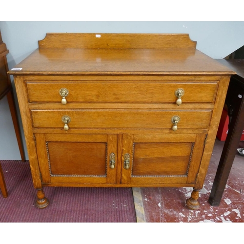 268 - Small oak sideboard - Approx. W: 89cm D: 46cm H:85cm