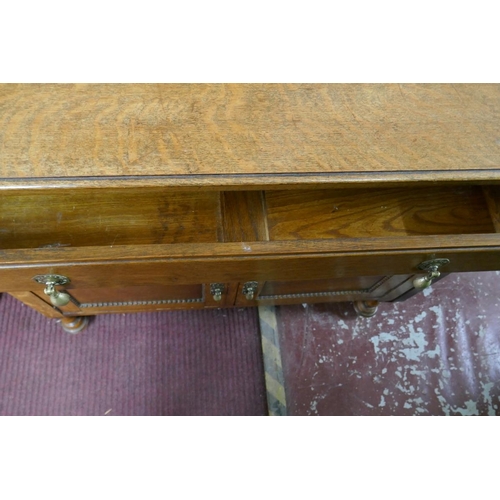 268 - Small oak sideboard - Approx. W: 89cm D: 46cm H:85cm