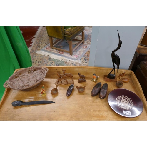 285 - Collectables to include carved animal figures