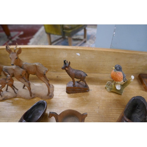 285 - Collectables to include carved animal figures