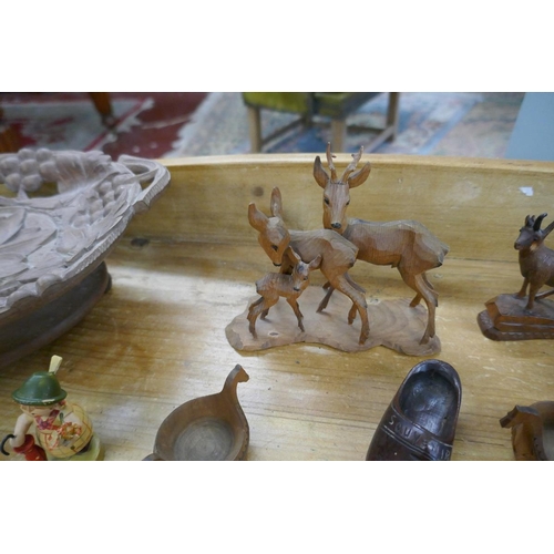 285 - Collectables to include carved animal figures