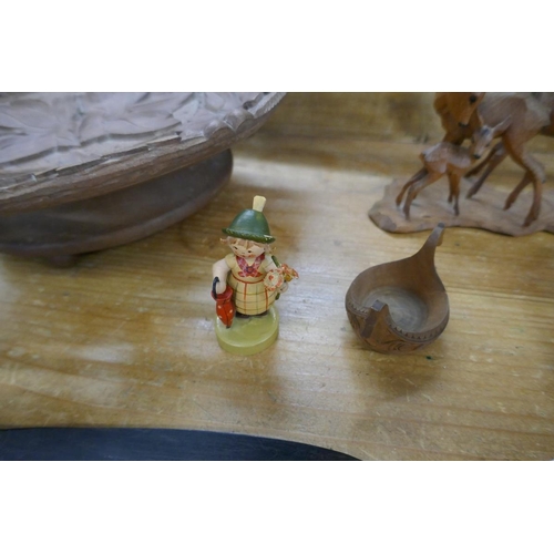 285 - Collectables to include carved animal figures