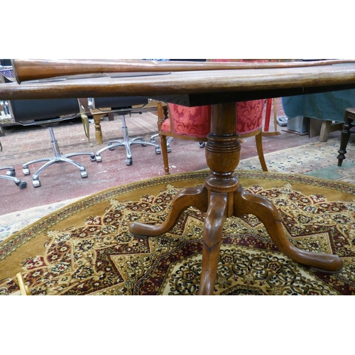 298 - Oak oval pedestal dining table