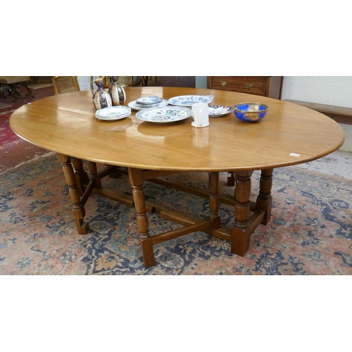 319 - Large oak hunt table - Approx. L: 230cm