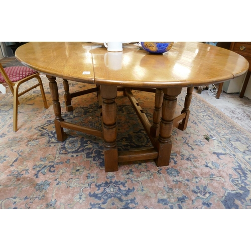 319 - Large oak hunt table - Approx. L: 230cm
