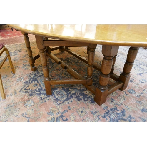 319 - Large oak hunt table - Approx. L: 230cm