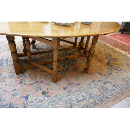 319 - Large oak hunt table - Approx. L: 230cm