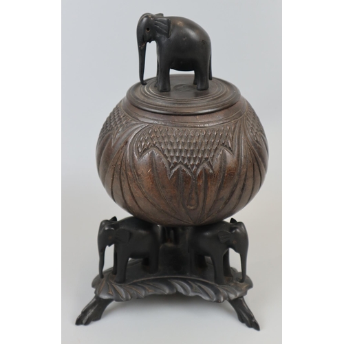 87 - Carved nut on elephant themed stand - Approx. H: 37cm