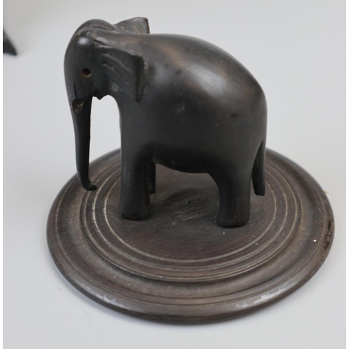 87 - Carved nut on elephant themed stand - Approx. H: 37cm