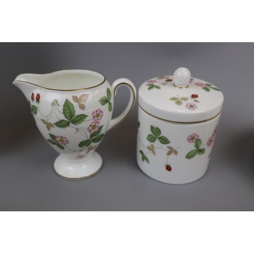 96 - Wedgwood - Wild Strawberry pattern tea set