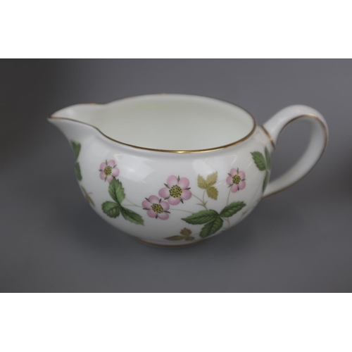 96 - Wedgwood - Wild Strawberry pattern tea set
