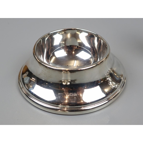 17 - Hallmarked silver tea strainer with stand & 2 hallmarked silver salt shakers - Approx weight: 130g