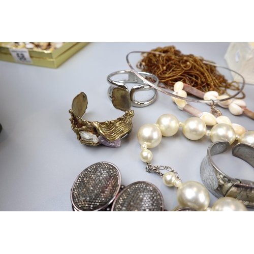 60 - Collection of costume jewellery