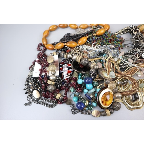 61 - Collection of costume jewellery