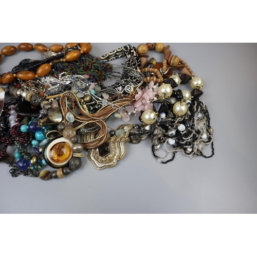 61 - Collection of costume jewellery