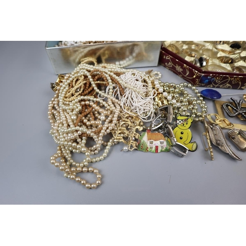 66 - Collection of costume jewellery