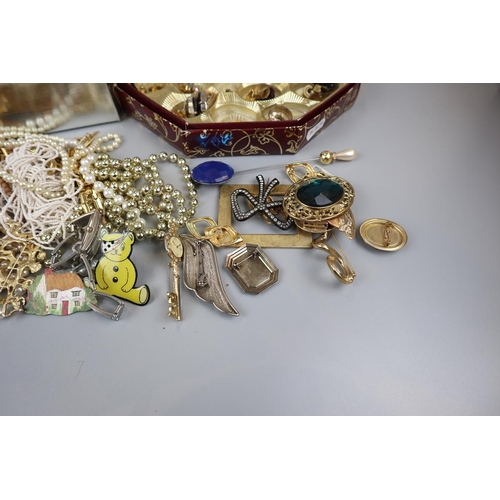 66 - Collection of costume jewellery