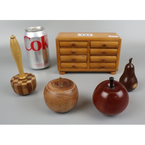 121 - Collection of treen to include miniature chest of drawers (5 pieces)