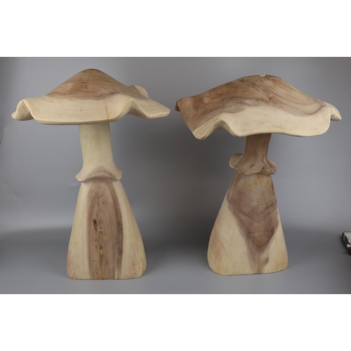 168 - 2 carved wooden mushrooms - Approx. H of tallest: 52cm