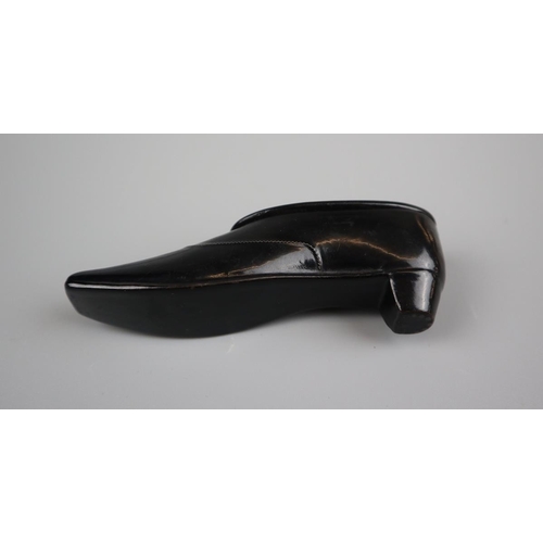17 - Ebony snuff box in the form of a shoe