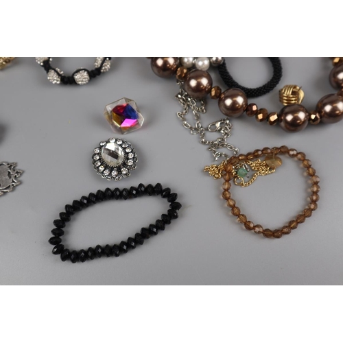 21 - Collection of costume jewellery