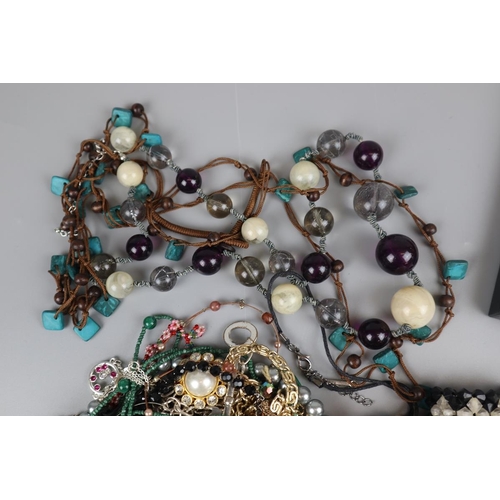 21 - Collection of costume jewellery