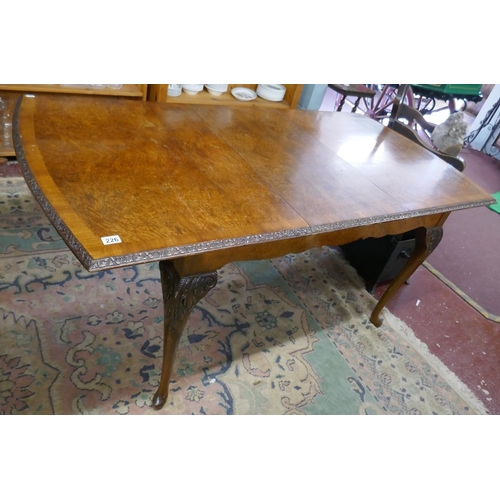 226 - Figured walnut extending table with leaf - Approx. L:178cm W:92cm H:77cm