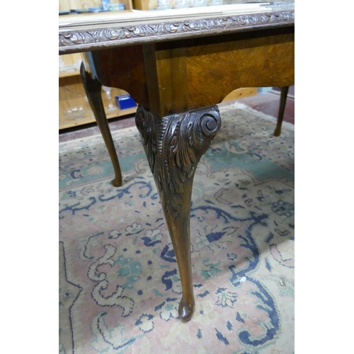 226 - Figured walnut extending table with leaf - Approx. L:178cm W:92cm H:77cm