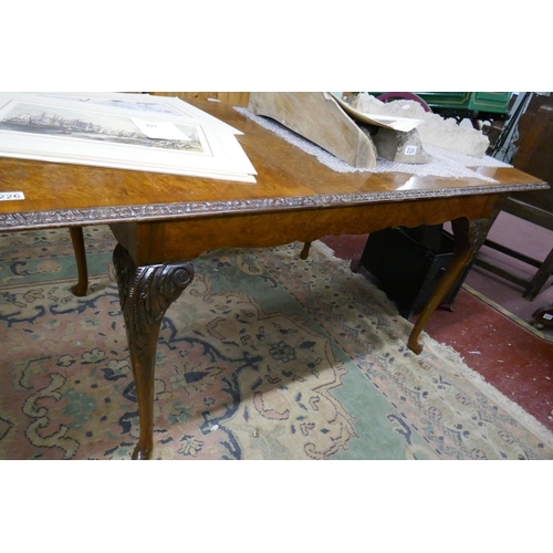 226 - Figured walnut extending table with leaf - Approx. L:178cm W:92cm H:77cm