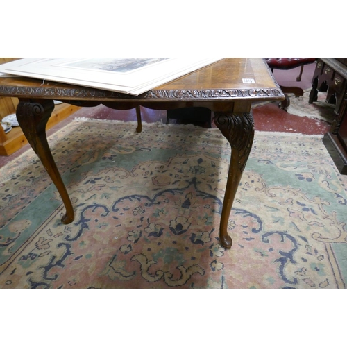 226 - Figured walnut extending table with leaf - Approx. L:178cm W:92cm H:77cm