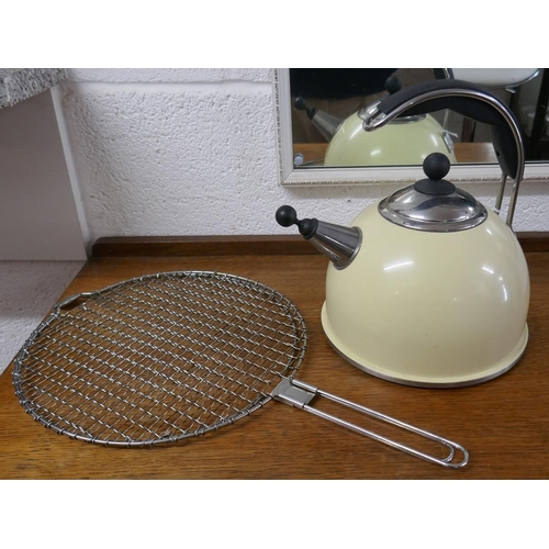 255 - Aga kettle and toaster