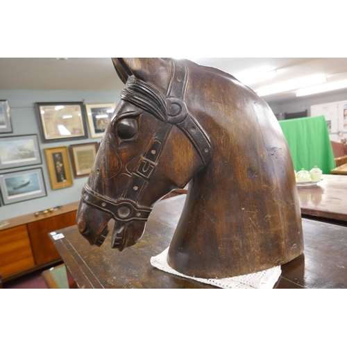 295 - Fine carved horse bust - Approx. H:45cm