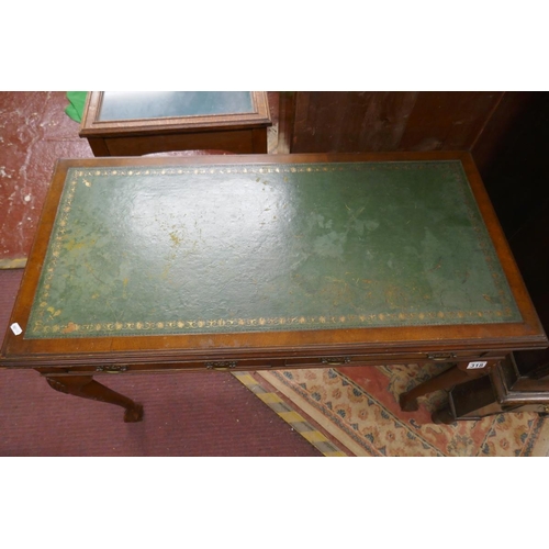 318 - Walnut leather top writing table - Approx. W:103cm D:51cm H:75cm