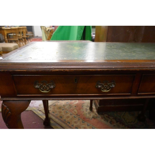 318 - Walnut leather top writing table - Approx. W:103cm D:51cm H:75cm