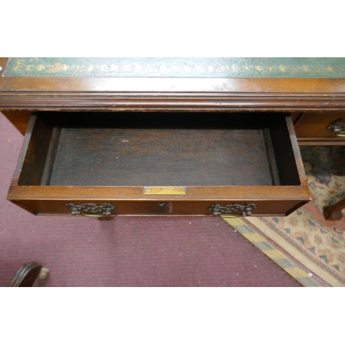 318 - Walnut leather top writing table - Approx. W:103cm D:51cm H:75cm