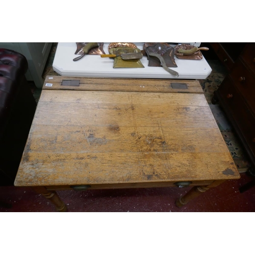 351 - Antique oak draftsman's desk with lift top and drawer - Approx. L:106cm W:73cm H:73cm