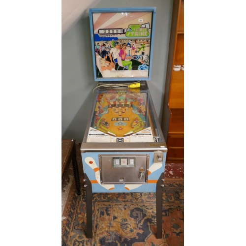 364 - 1970's Williams pinball machine - Triple Strike - Approx. W:61cm D:142cm H:178cm - American import -... 