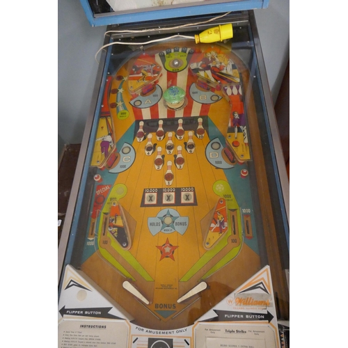 364 - 1970's Williams pinball machine - Triple Strike - Approx. W:61cm D:142cm H:178cm - American import -... 