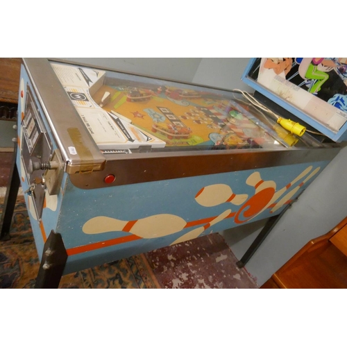 364 - 1970's Williams pinball machine - Triple Strike - Approx. W:61cm D:142cm H:178cm - American import -... 