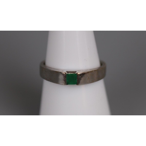 9 - 18ct white gold emerald set ring