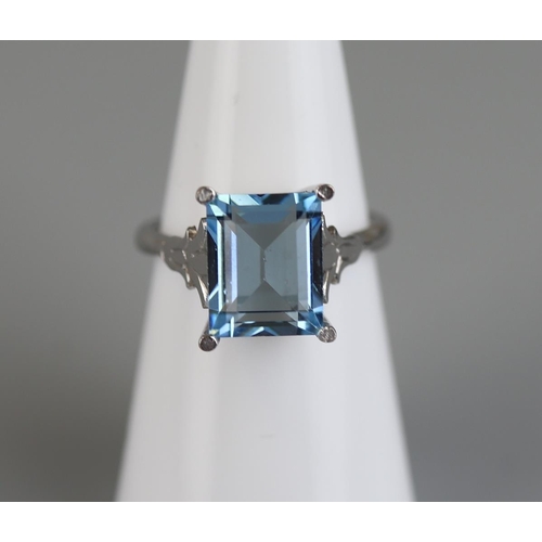 100 - 18ct white gold aquamarine ring - Approx size L