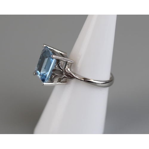 100 - 18ct white gold aquamarine ring - Approx size L