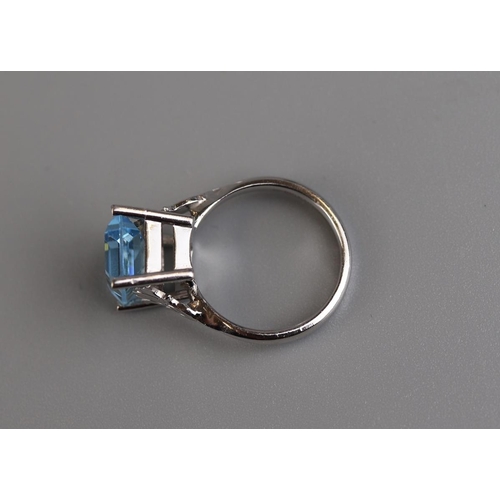 100 - 18ct white gold aquamarine ring - Approx size L