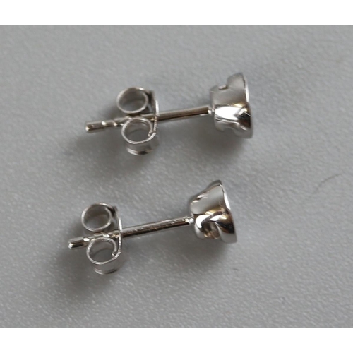 142 - White gold and diamond stud earrings