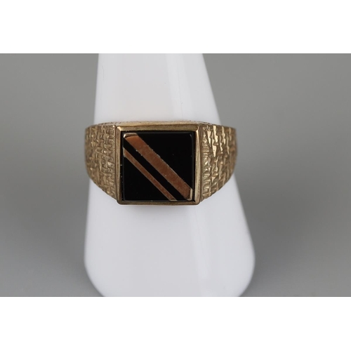 153 - Gold signet ring set with gold inlaid onyx - Size S